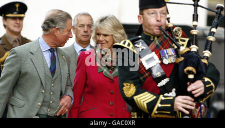 Il Principe di Galles e la Duchessa di Cornovaglia, dopo aver incontrato soldati dell'esercito territoriale che hanno prestato servizio in Iraq, durante una cerimonia di presentazione presso la casa privata scozzese del Principe, Birkhall. Foto Stock