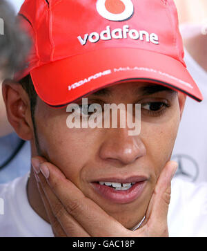 Formula uno Motor Racing - Gran Premio del Brasile - Race Day - Interlagos. Lewis Hamilton parla in Gran Bretagna dopo il Gran Premio del Brasile a Interlagos, San Paolo, Brasile Foto Stock