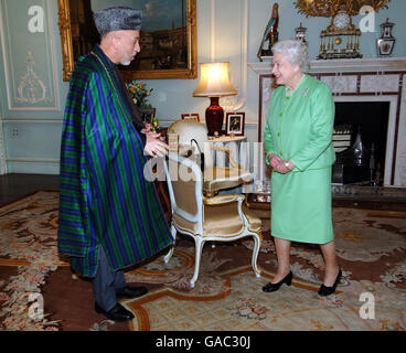 La regina Elisabetta II riceve oggi il presidente dell'Afghanistan, Hamid Karzai, nella Sala dell'udienza privata a Buckingham Palace. Foto Stock