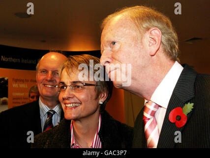 Il Ministro unionista dell'Ulster Michael McGimpsey (a sinistra) guarda come il leader Sir Reg Empey (a destra) presenta ai media il MLA dell'SDLP e il Ministro dello sviluppo sociale Margaret Ritchie (al centro) durante la conferenza di Belfast. Foto Stock