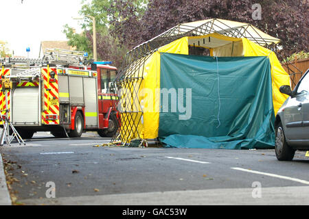 Un motore antincendio è visto accanto ad una tenda forense dopo che il corpo di un uomo è stato trovato all'interno di un'automobile bruciante nella zona di Wollaton di Nottingham. Foto Stock