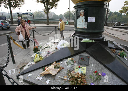 Tributi alla principessa del Galles si trovano vicino al tunnel Pont d'Alma a Parigi dove lei, Dodi al-Fayed e il driver Henri-Paul hanno perso la vita il 31 agosto 1997. Foto Stock