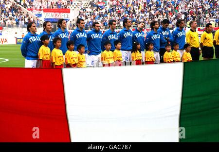 Calcio - Coppa del mondo FIFA 2002 - Gruppo G - Italia / Croazia. La squadra italiana si è allineata dietro la bandiera nazionale Foto Stock