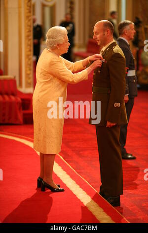 Warrant Officer Classe 2 Stephen John riceve un MBE dalla Regina di Buckingham Palace. Foto Stock