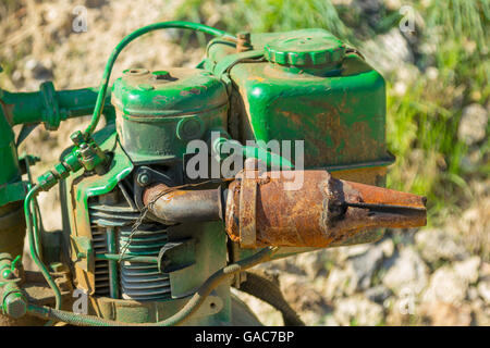 Vecchio bulldozer verde su un sito in costruzione Foto Stock