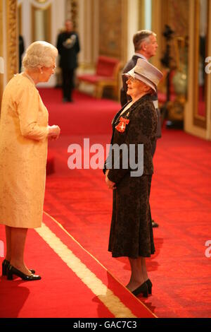 Investiture a Buckingham Palace Foto Stock