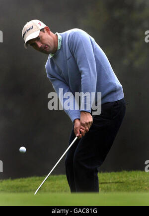 Il Padraig Harrington dell'Irlanda gioca il suo terzo colpo sul 1° verde nella sua partita contro Anders Hansen della Danimarca al Wentworth Club, Virginia Water, Surrey. Foto Stock