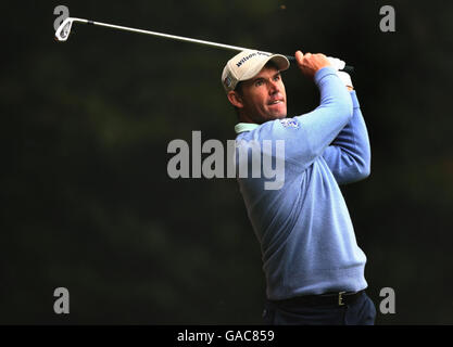 L'irlandese Padraig Harrington gioca il suo tee shot il 2 nella sua partita contro Anders Hansen in Danimarca al Wentworth Club, Virginia Water, Surrey. Foto Stock