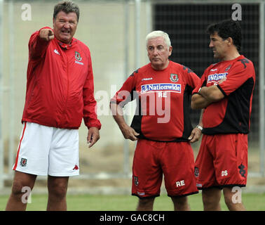 Il direttore del Galles John Toshack (a sinistra) Roy Evans, (centro) e Dean Saunders durante una sessione di allenamento al Makario Stadiums, Nicosia, Cipro. Foto Stock