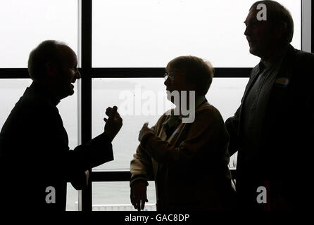 Il nuovo Vescovo di Connor, il Rev. Alan Abernethy (a sinistra), scherza con il laico Agnes Young (al centro) e il Direttore degli ordinandi Will Murphy Connor (a destra), a Portrush in Co Antrim. Foto Stock