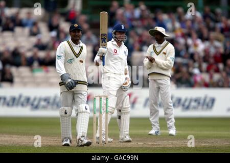 Cricket - terzo Npower Test Inghilterra / Sri Lanka - Old Trafford. L'inglese Alec Stewart celebra il suo 50 Foto Stock