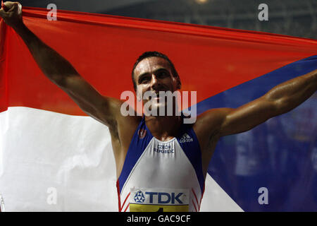 La sebrle romana della Repubblica Ceca celebra la vittoria dell'oro nel Decathlon Dopo aver completato i 1500 metri da uomo Foto Stock