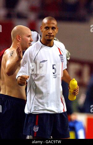 Il Rio Ferdinand in Inghilterra celebra la vittoria contro la Danimarca Foto Stock