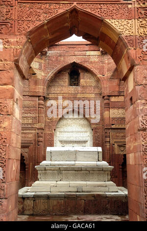 Tomba e il cenotafio a Iltutmish Tomba di Qutub Minar complesso o complesso di Qutb, Sito Patrimonio Mondiale dell'UNESCO, Delhi, India Foto Stock