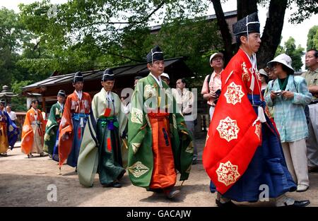 I giocatori di Kemari lasciano il famoso Santuario di Fujinomori dopo aver pregato pace mondiale e sicurezza nazionale Foto Stock