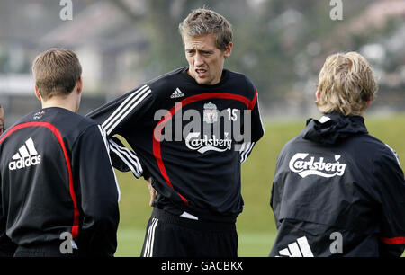 Peter Crouch di Liverpool durante una sessione di allenamento al Melwood Training Ground di Liverpool. Foto Stock