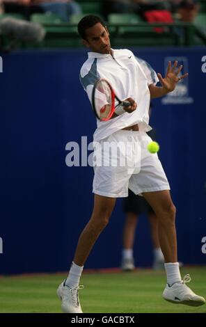 Tennis - Nottingham aperto 2002 - primo turno. Arvind Parmar della Gran Bretagna in azione contro Jarkko Nieminen della Finlandia Foto Stock
