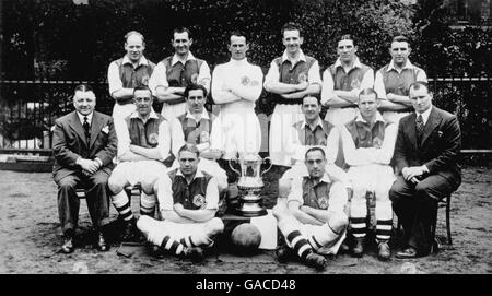 Posa Arsenale con la fa Cup il giorno dopo aver battuto Sheffield United 1-0: (Fila posteriore, l-r) George Male, Jack Crayston, Alex Wilson, Herba Roberts, Ted Drake, Eddie Hapgood (fila centrale, l-r) Manager George Allison, Joe Hulme, Ray Bowden, Alex James, Cliff Bastin, Trainer Tom Whittaker (prima fila, l-r) Albert Beasley, Wilf Copping Foto Stock