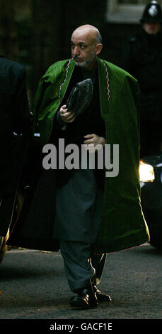 Il presidente afghano Hamid Karzai arriva a incontrare il primo ministro Gordon Brown al 10 Downing Street, Londra. Foto Stock