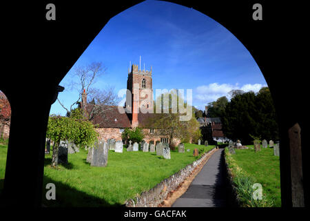 Priory chiesa di St George, Dunster, Somerset, visto attraverso la lychgate. Foto Stock