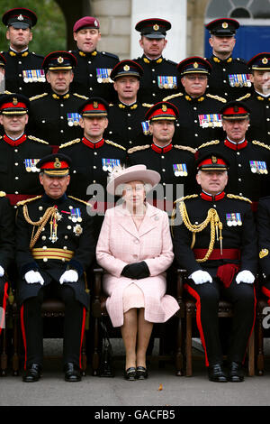 La Regina Elisabetta II della Gran Bretagna pone per una fotografia durante una visita al corpo degli ingegneri reali a Brompton Barracks, Chatham, Kent. Foto Stock