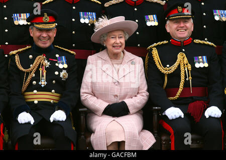 La Regina Elisabetta II della Gran Bretagna posa per una fotografia, accompagnata dal capo ingegnere reale Sir Kevin o'Donoghue (a sinistra) e dal brigadiere Chris Sexton durante una visita al corpo degli ingegneri reali a Brompton Barracks, Chatham, Kent. Foto Stock