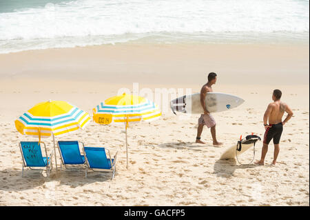 RIO DE JANEIRO - Aprile 3, 2016: giovane brasiliano carioca surfers stand su Praia do Diabo spiaggia di Arpoador, un popolare punto surf. Foto Stock