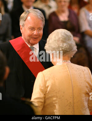 Il diritto onorevole Sir Robin Janvrin, Segretario privato della Regina e custode degli Archivi della Regina, di Londra è nominato Cavaliere Gran Croce del più onorevole Ordine del bagno dalla Regina a Buckingham Palace. Foto Stock
