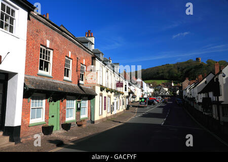 High Street, Dunster, Somerset. Vista nord verso il mercato dei filati, Conygar Hill e la torre. Foto Stock