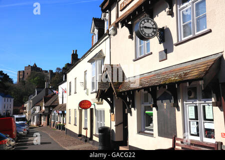 High Street, Dunster, Somerset. Vista verso il castello. Foto Stock