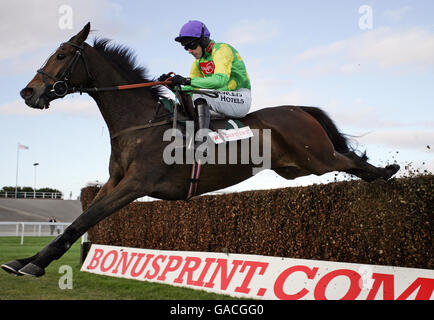 Kauto Star guidato da Ruby Walsh libera una recinzione sulla sua strada per il secondo posto nel Bonusprint.Com Old Roan Steeple Chase presso l'ippodromo di Aintree. Foto Stock