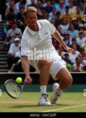 Tennis, Wimbledon 2002, terzo turno. Wayne Ferreira in azione contro Tim Henman Foto Stock