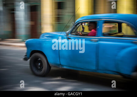 La vibrante blu brillante splendidamente weathered classic American automobile disponibile per un tour della città intorno a La Habana, Havana, Cuba. Foto Stock