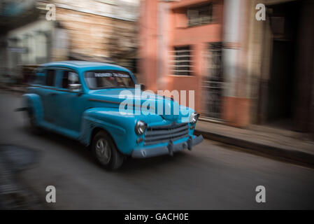 La vibrante blu brillante splendidamente weathered classic American automobile disponibile per un tour della città intorno a La Habana, Havana, Cuba. Foto Stock