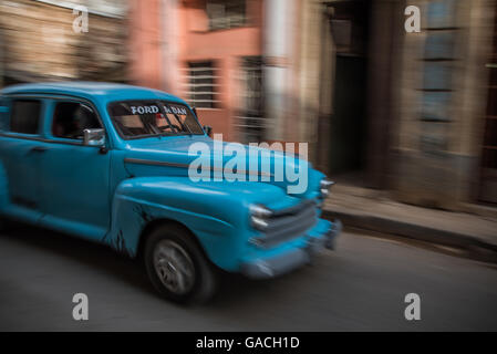 La vibrante blu brillante splendidamente weathered classic American automobile disponibile per un tour della città intorno a La Habana, Havana, Cuba. Foto Stock