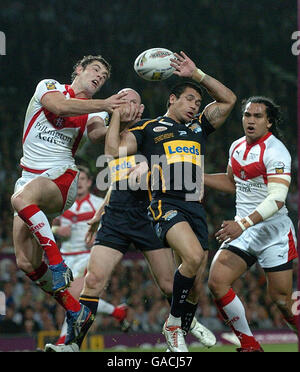 Rugby League - Engage Super League Grand Final - St Helens / Leeds Rhinos - Old Trafford. St Helens' Paul Wellens (a sinistra) e Leeds Rhinos Brent Webb saltano per la palla durante la Super League Grand Final a Old Trafford, Manchester. Foto Stock