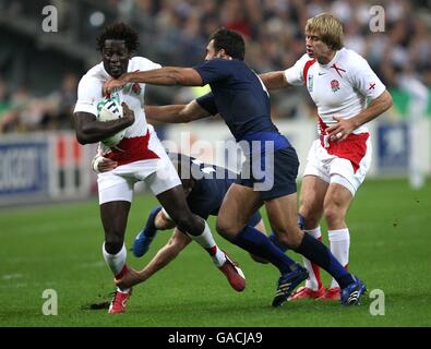 L'inglese Paul Sackey è affrontato da Cedric Heymans e della Francia David Marty Foto Stock