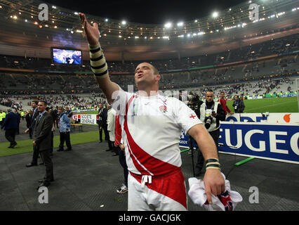 Phil Vickery soffia un bacio alla folla dopo la vittoria inglese del 14-9 sulla Francia durante la partita della semi-finale della Coppa del mondo di rugby IRB allo Stade de France, St Denis, Francia. Foto Stock