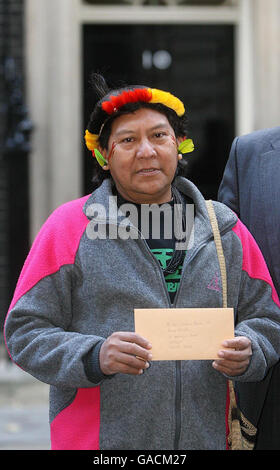 Leader Yanomami a Downing Street Foto Stock