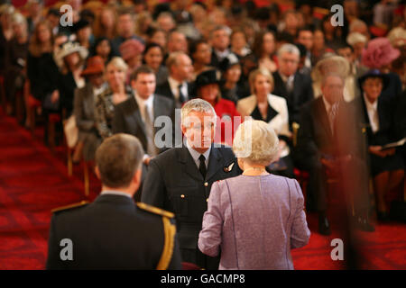 Il comandante dell'ala Steven Russell, la Royal Air Force è stata resa un OBE dalla Regina a Buckingham Palace. Foto Stock