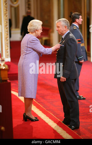 Il comandante dell'ala Steven Russell, la Royal Air Force è stata resa un OBE dalla Regina a Buckingham Palace. Foto Stock