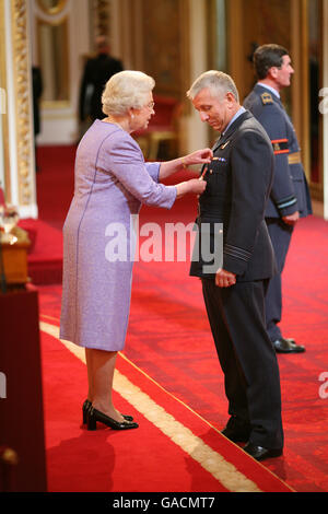 Il comandante dell'ala Steven Russell, la Royal Air Force è stata resa un OBE dalla Regina a Buckingham Palace. Foto Stock