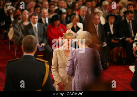 La signora Susan Matthews è stata composta dalla regina a Buckingham Palace. Foto Stock