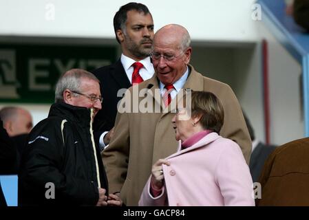 L'ex calciatore del Manchester United Sir Bobby Charlton e sua moglie norma Charlton prendono i loro posti più alti nelle tribune, prima del gioco. Foto Stock