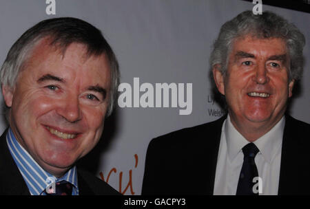 Il Vice primo Ministro, Ieuan Wyn Jones (sinistra) e il primo Ministro, Rhodri Morgan all'Assemblea gallese 100 giorni di briefing del governo di coalizione al Senedd, Cardiff Bay. Foto Stock