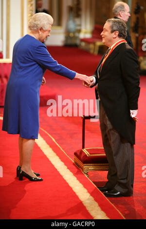 Sir Norman Rosenthal è nominato cavaliere dalla Regina a Buckingham Palace. Foto Stock