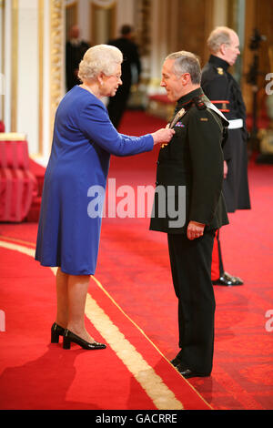 Il tenente colonnello David Harrison è stato reso un OBE dalla Regina a Buckingham Palace. Foto Stock