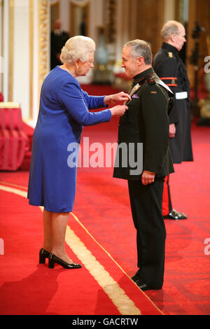 Il tenente colonnello David Harrison è stato reso un OBE dalla Regina a Buckingham Palace. Foto Stock