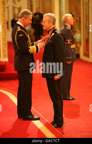 Il colonnello Mark Campbell è stato realizzato in CBE dal Principe di Galles a Buckingham Palace. Foto Stock