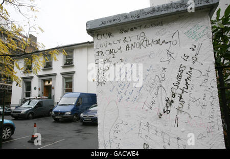 Graffiti alle porte degli Abbey Road Studios di Londra, resi famosi dai Beatles. Foto Stock